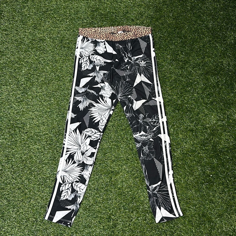 Adidas originals theee stripe black and white floral leggings